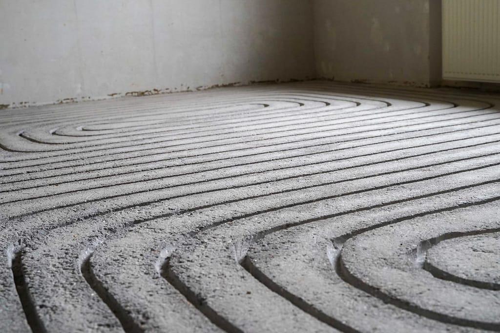 Estrich bei dem die Fußbodenheizung eingefräst wurde