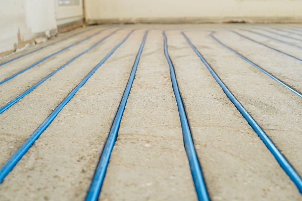 Eingefräste Fußbodenheizung mit verlegtem Rohr