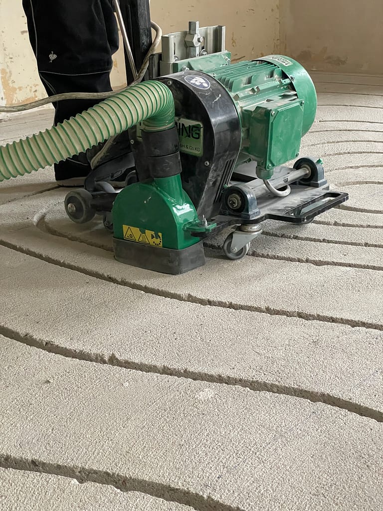 Fräsmaschine im Einsatz auf der Baustelle